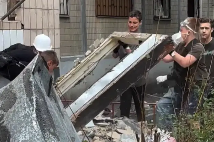 Schüler in Kiew helfen beim Räumen der Trümmer nach dem Angriff Russlands (Video)