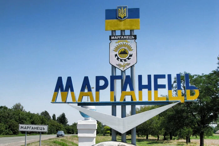 Марганец, который обстреливает РФ из артиллерии, заказал стеклянные остановки для транспорта за 8 млн