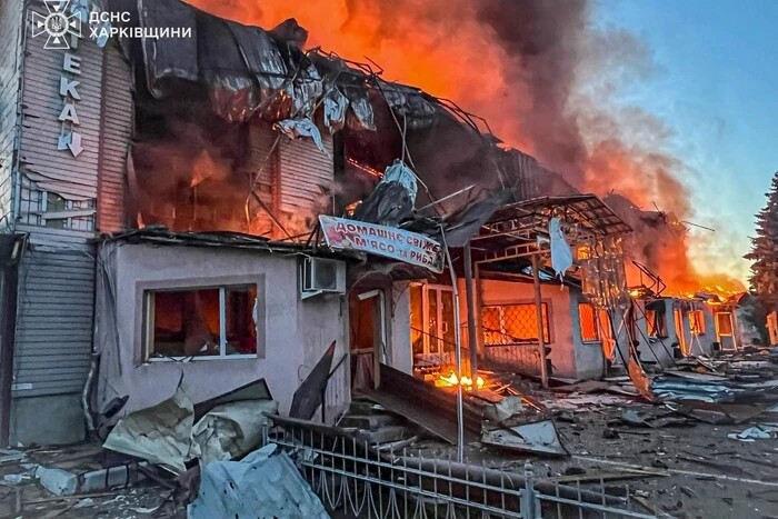 Rosjanie masowo zaatakowali osiedle w obwodzie charkowskim: są ranni, spaliły się sklepy