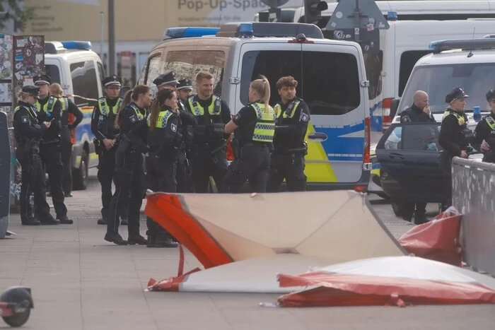 W Hamburgu kobieta z nożem zaatakowała ludzi na dworcu: są ranni