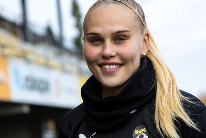 Die Fußballerin verpasste das Länderspiel, weil die Trainerin sie mit einer 51-jährigen Ex-Spielerin verwechselte