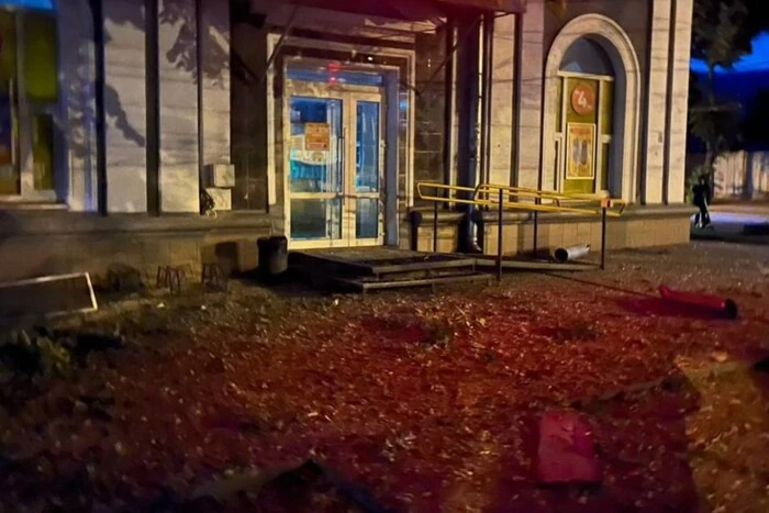 Росія вдарила безпілотником по багатоповерхівці в Сумах: є постраждала