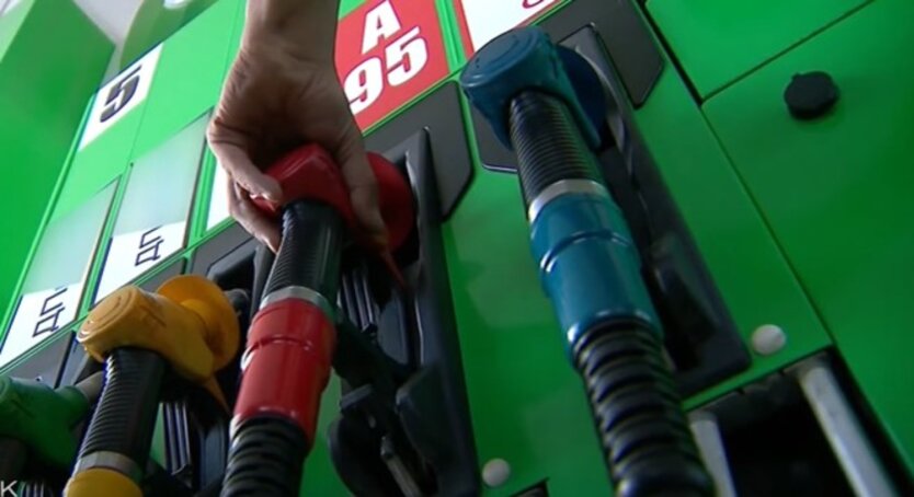 The cities and gas stations with the most expensive gasoline: where to refuel for 8 UAH less