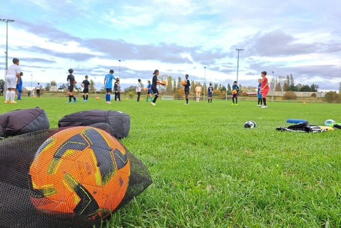 In Frankreich ist ein 14-jähriger Fußballspieler nach einem Herzstillstand während des Spiels gestorben
