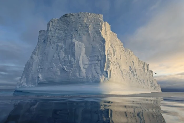 In der Nähe der Station 'Akademik Vernadsky' driftet ein Eisberg in der Größe von Chreschatik