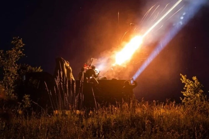 Konotop wird von Drohnen angegriffen: Explosionen ertönen, Luftverteidigung aktiv