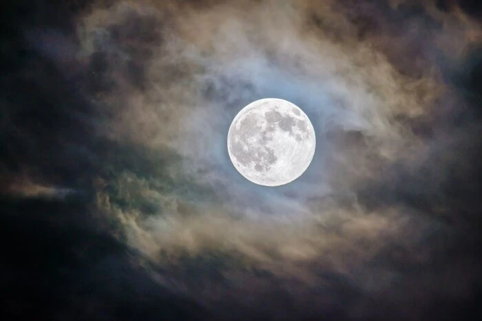 Lunar Calendar for June 2025: When Do the Full Moon and New Moon Occur?