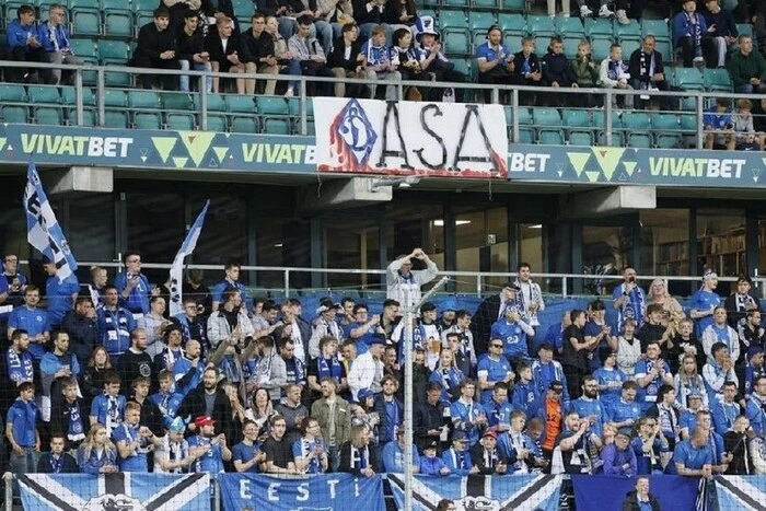 In Estland haben Fans ein Banner mit Blutflecken und dem Nachnamen eines Israelis, der in Russland gespielt hat, aufgehängt