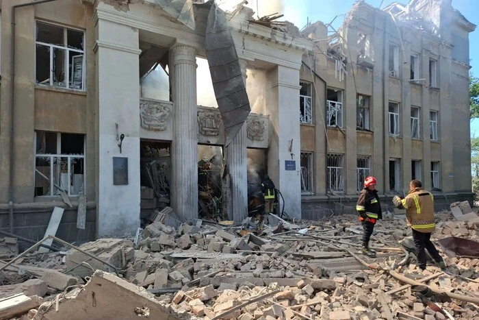 Russia struck a college in Bilhorod-Dnistrovskyi with a ballistic missile: casualties reported (photos, videos)