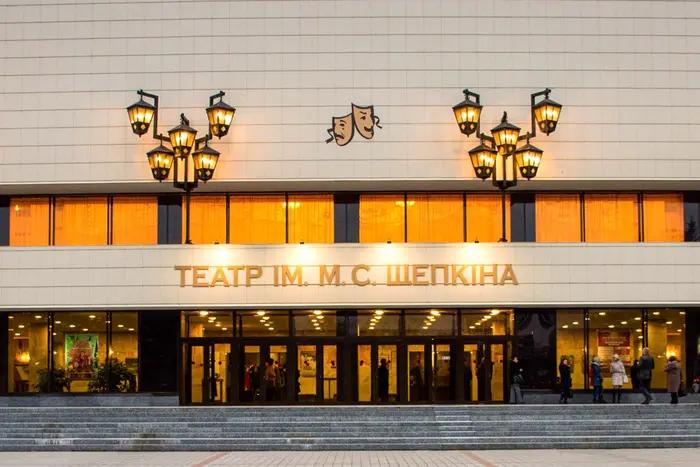 Das Sumy Nationaltheater sagt die Aufführungen ab