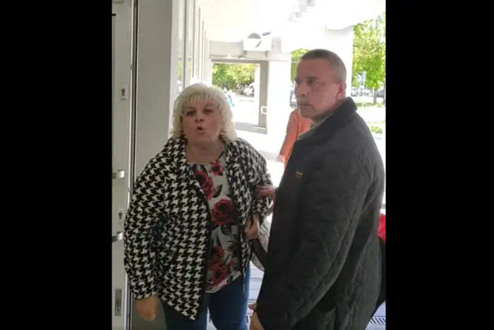 In Lwiw demütigte eine Frau einen Veteranen, der von Vergünstigungen Gebrauch gemacht hat