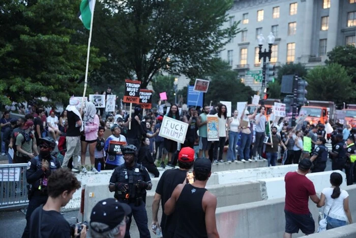 In Washington kam es nach der Parade zu einem Zusammenstoß zwischen Demonstranten und Befürwortern der Regierung
