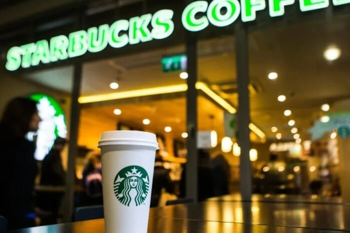 Mitglieder des beliebten Cafés in den USA streiken gegen die neue Kleiderordnung