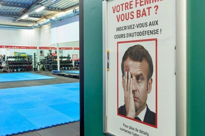 Im Fitnessstudio in Frankreich gibt es eine ironische Werbung, die auf die Ohrfeige von Macron durch die First Lady anspielt