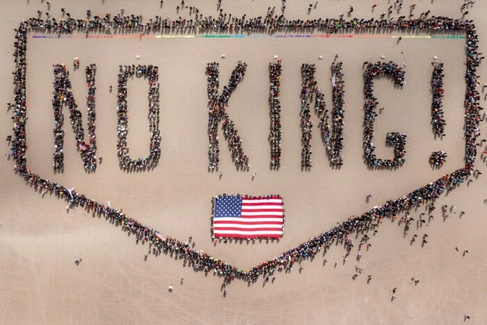 Protestler bildeten einen lebendigen Schriftzug No King in San Francisco (Video)