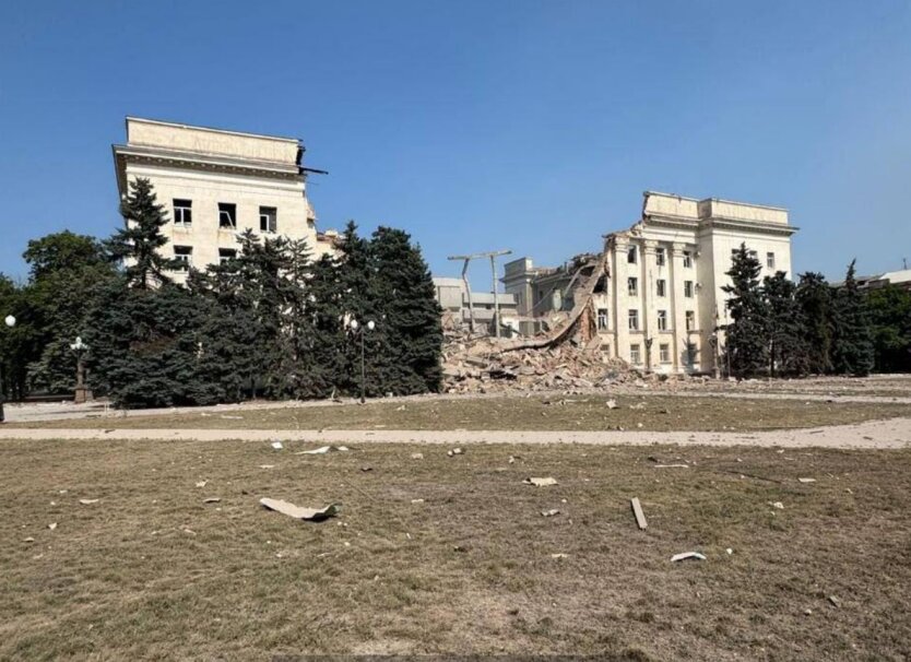 РФ уничтожила здание Херсонской ОГА повторным ударом: Умёров заявил о системном терроризме и геноциде