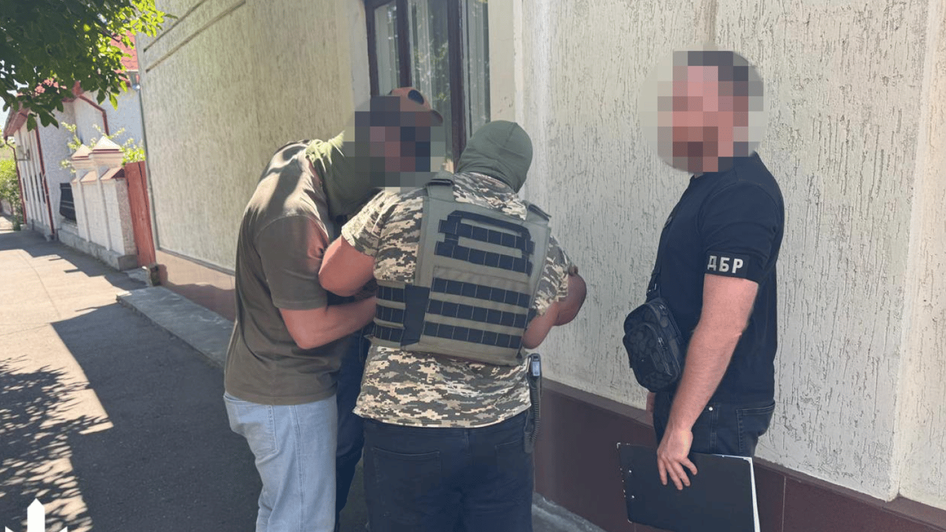 Сімейний бізнес — на Одещині батько та син звільняли з армії