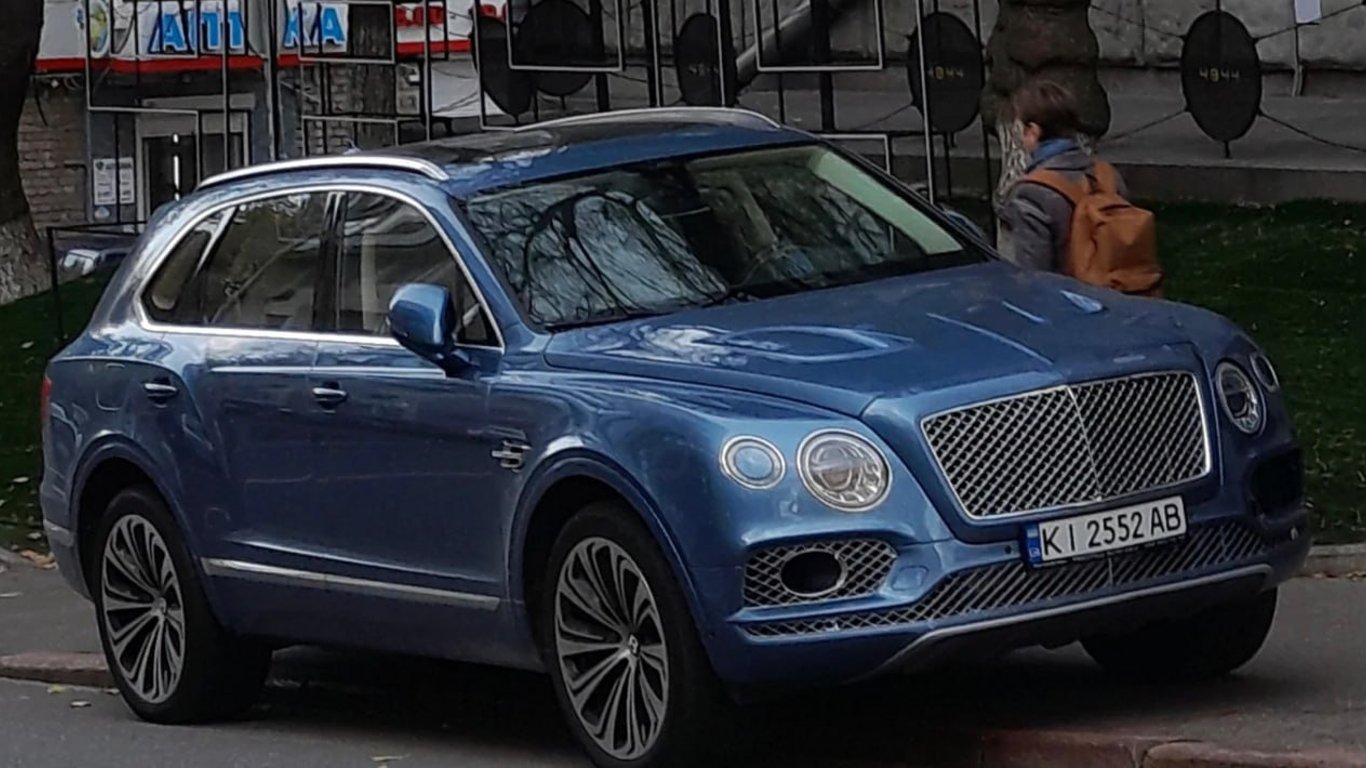 In Kyiv, a Bentley worth 400,000 dollars was crashed a day after purchase