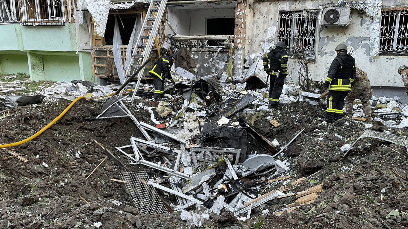 Последствия российского удара по Черновцам — в ОВА показали фото