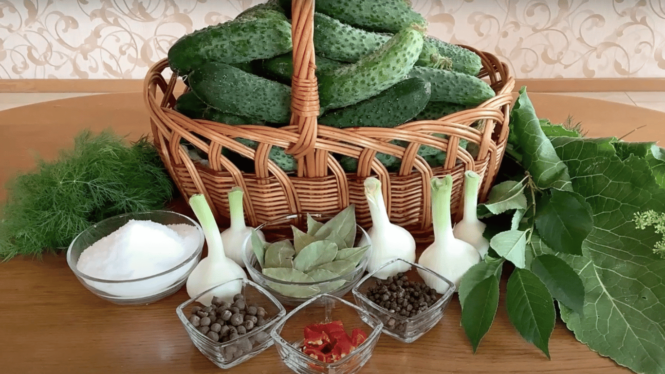 Eingelegte Gurken für den Winter – sie werden knusprig sein, sodass alle Nachbarn es hören