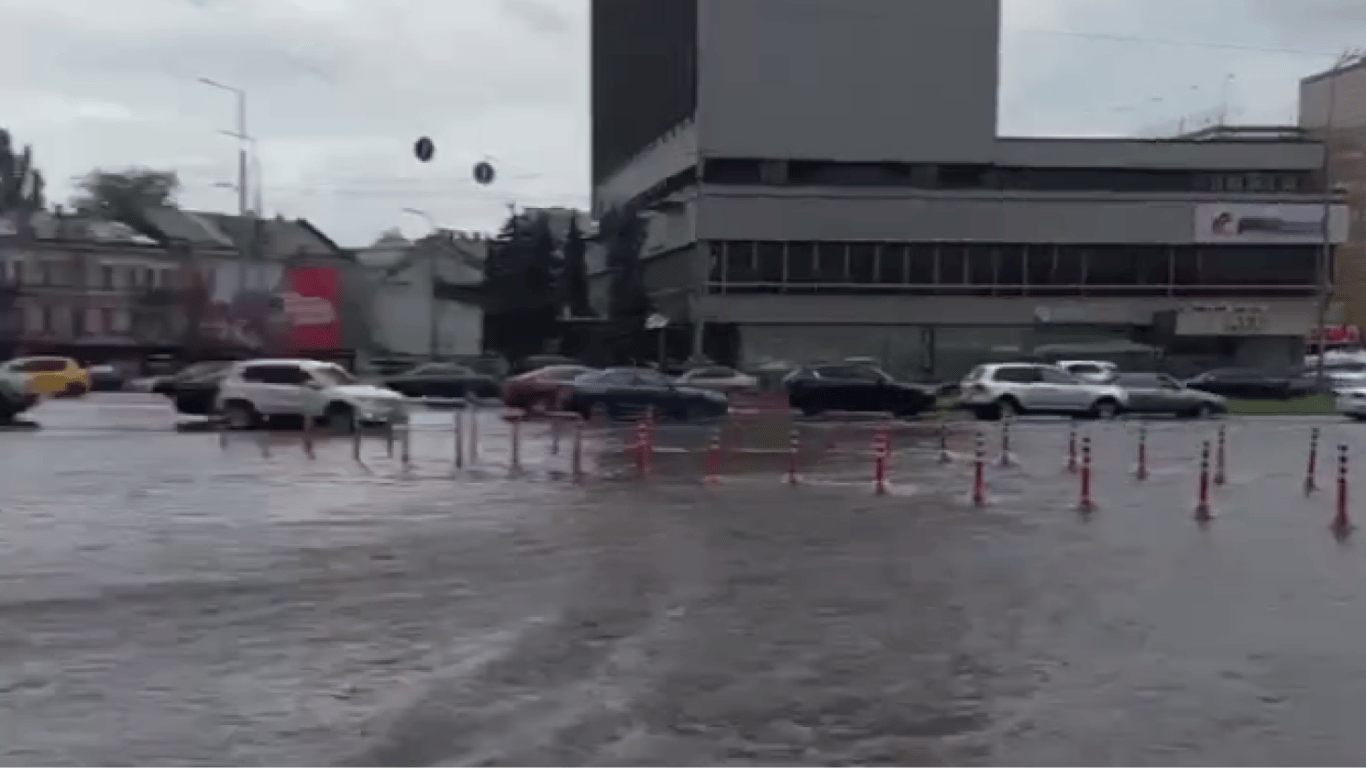 Die Straßen verwandelten sich in Flüsse - Ein starkes Unwetter überflutete Kiew