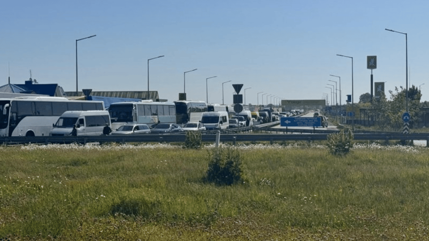 Dozens of checkpoints are overcrowded with cars - queues at the border in the morning